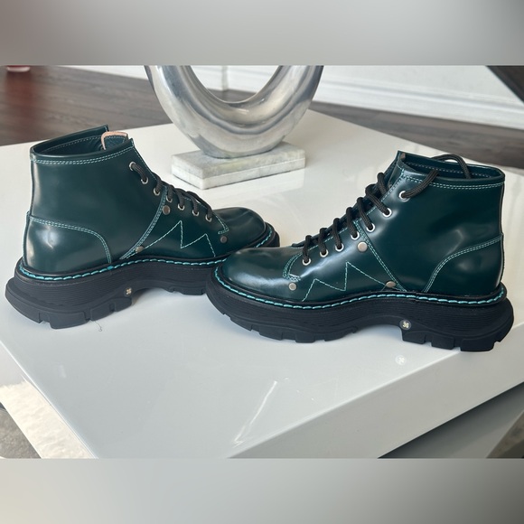 Alexander McQueen Blue Tread Lace-Up Boots - Picture 6 of 8